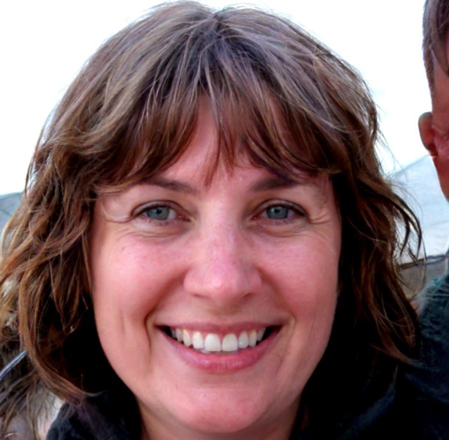 Experienced financial professional specializing in investor relations and market analysis