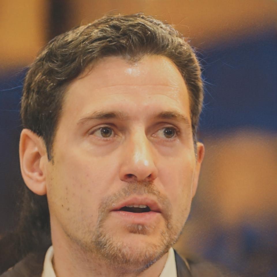 Senior financial analyst with extensive experience in investment reporting and market analysis